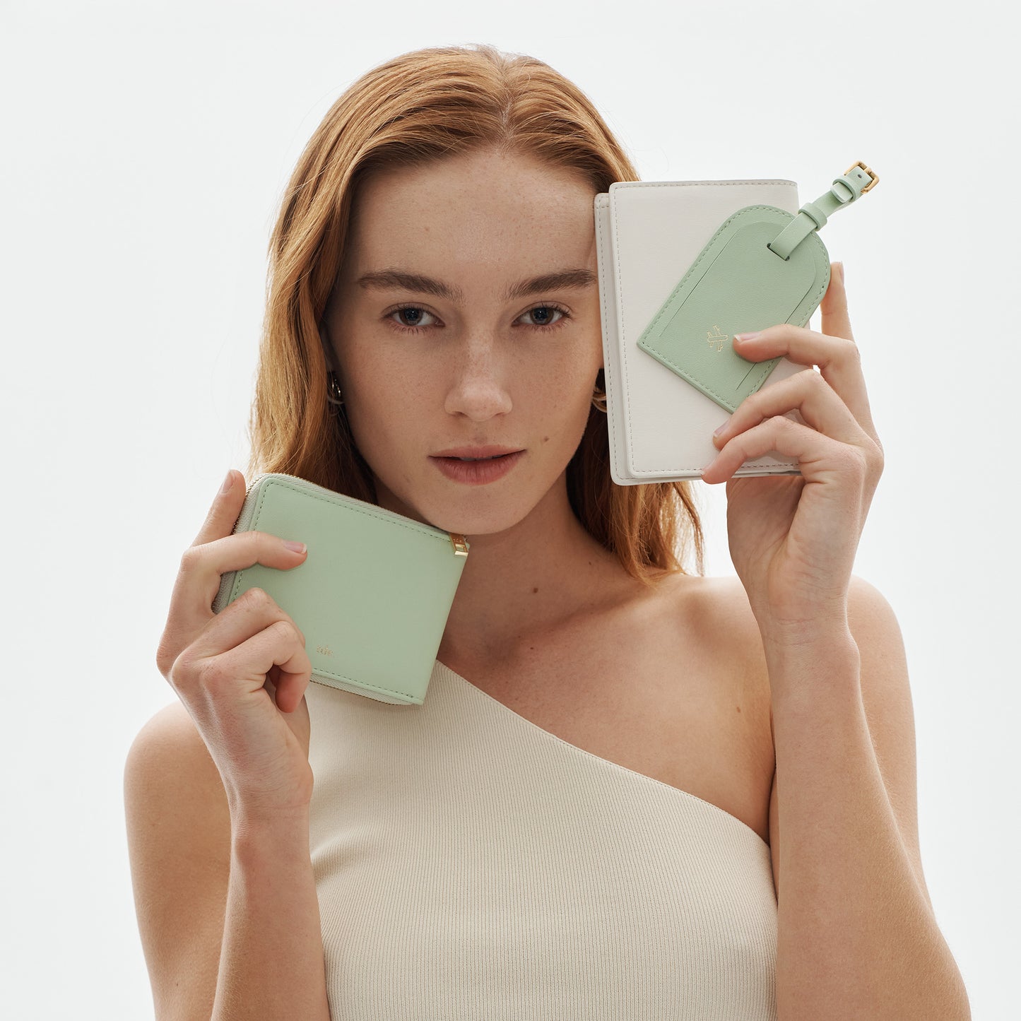 Era Passport Holder Cream