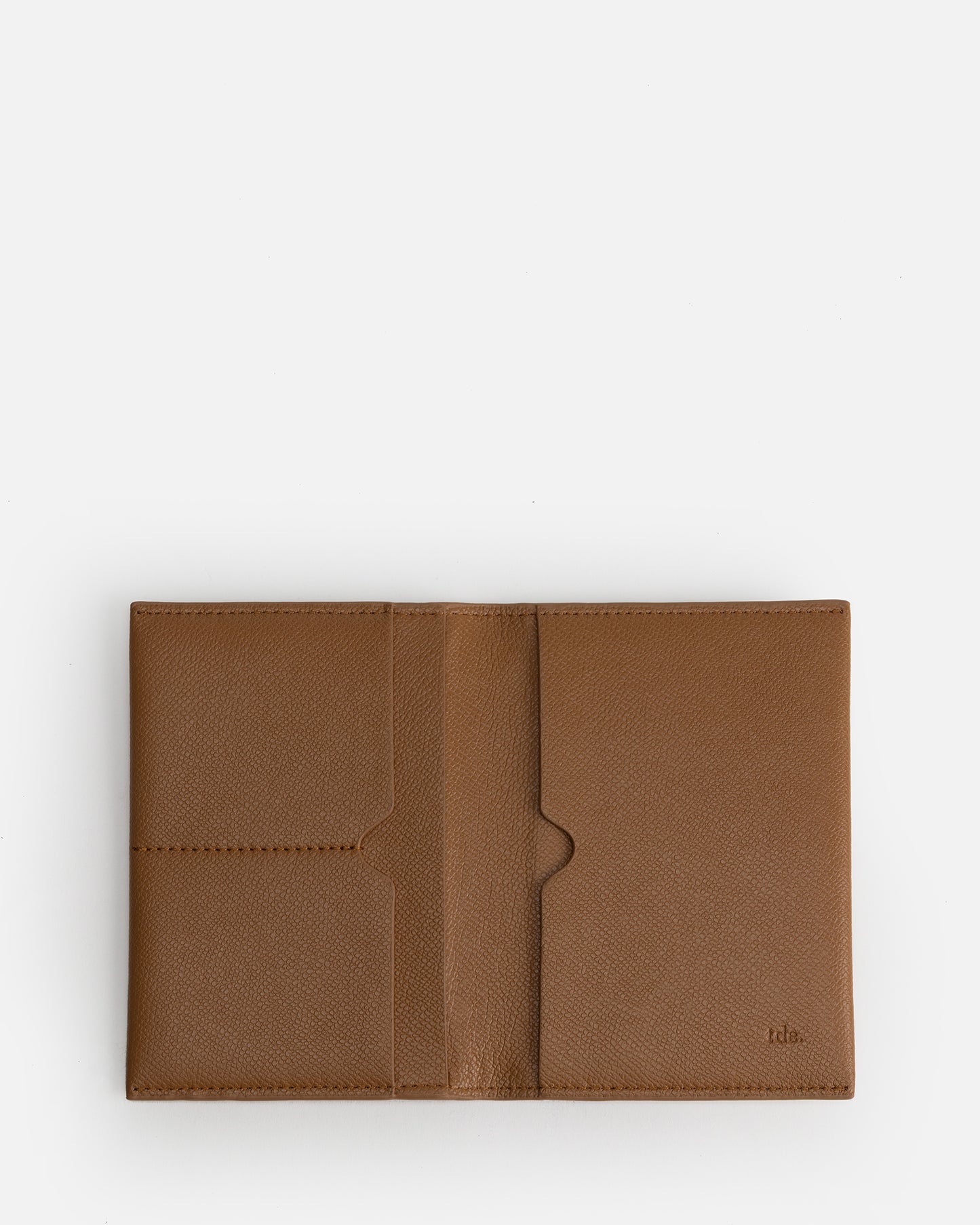 Essential Passport Sleeve Recycled Saffiano Rich Tan