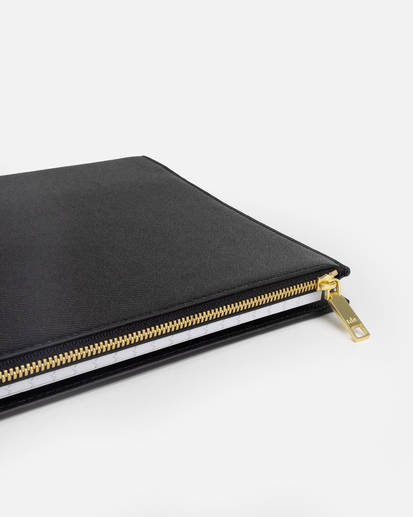 Essentials A4 Zip Compendium Black